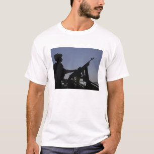 T-shirt Un technicien maniant une mitrailleuse M240 en Ira