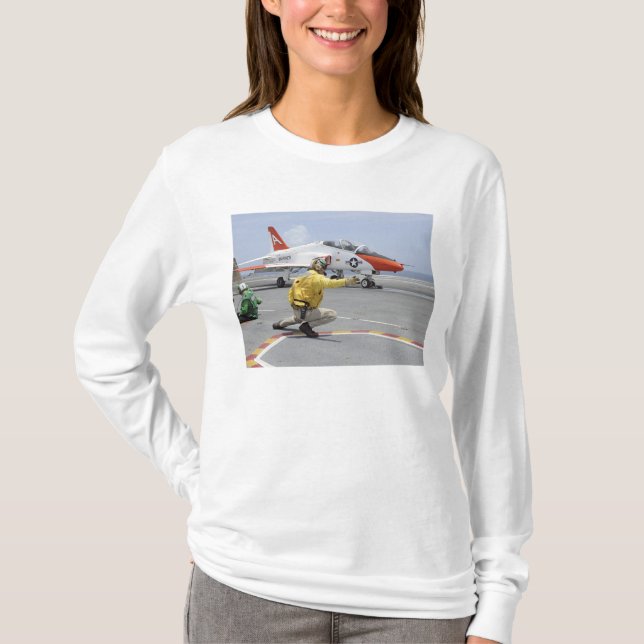 T-shirt Un tireur à bord du porte-avions (Devant)