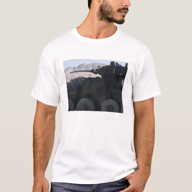 T-shirt Un véhicule blindé léger tire (Devant)