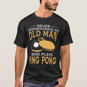 T-shirt Un vieil homme qui joue au ping-pong
