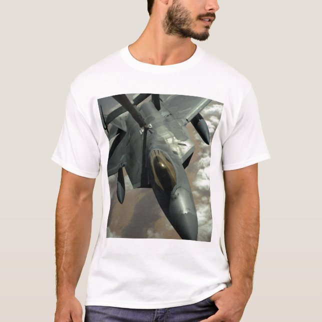 T-shirt Un voleur F-22 de l'armée de l'air américaine est  (Devant)