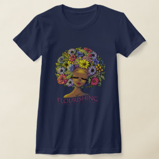 T-shirt Une Africaine Américaine avec des fleurs dans les