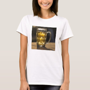 T-shirt Une boisson au verre de bière en gros plan, Inde