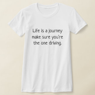 T-shirt une conduite blanche avec des chemises à écriture