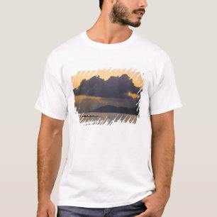 T-shirt Une équipe de canoë se pratique au large des cô