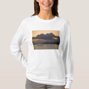 T-shirt Une équipe de canoë se pratique au large des cô