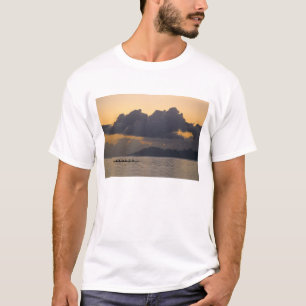 T-shirt Une équipe de canoë se pratique au large des côtes