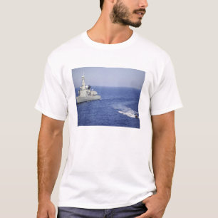 T-shirt Une équipe de la marine portugaise dans un bateau 