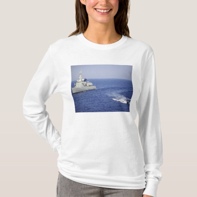 T-shirt Une équipe de la marine portugaise dans un bateau  (Devant)