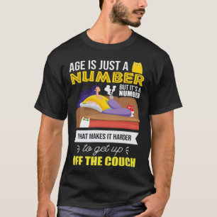 T-shirt Une femme est en train de se frotter sur un canapé