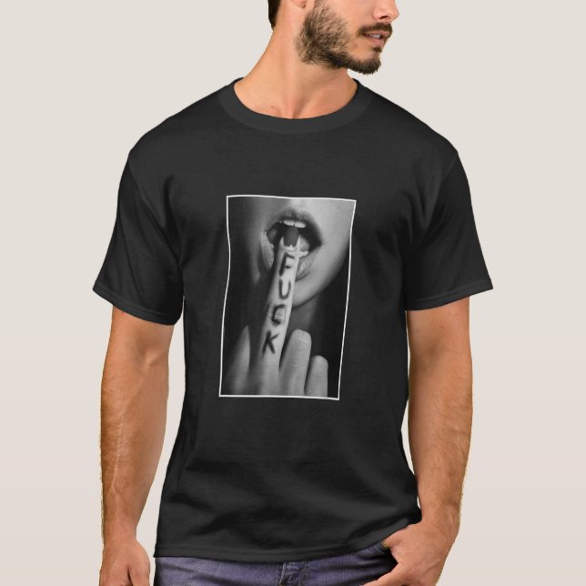 T-shirt Une femme montre l'empreinte noire du doigt moyen  (Devant)