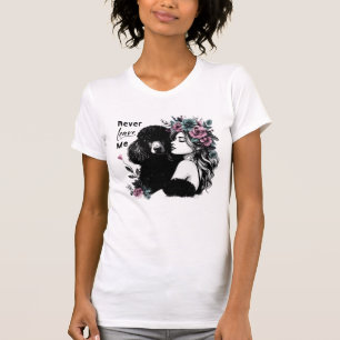 T-shirt Une Femme Qui Accroche Le Poodle Aux Fleurs
