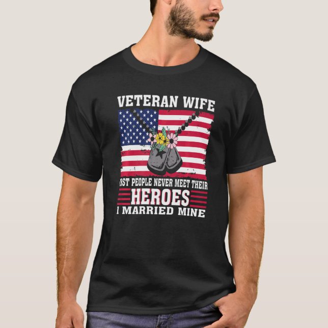 T-shirt Une Femme Vétéran A Marié Son Héros (Devant)