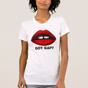 T-shirt Une fille aux dents piégées, une fille à genoux ? 