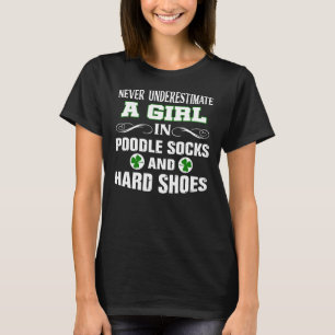 T-shirt Une Fille En Chaussettes De Poodle Et Chaussures D