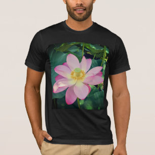 T-shirt Une fleur de lotus vibrante