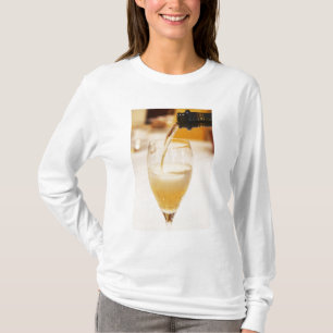 T-shirt Une flûte de verre de champagne remplie de Gosset