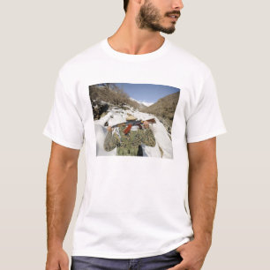 T-shirt Une garde de Mujahadeen marche avec le membe de
