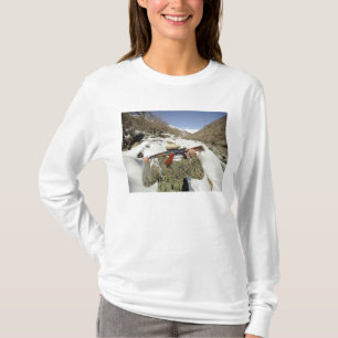 T-shirt Une garde de Mujahadeen marche avec un militaire a