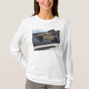 T-shirt Une grue soulève un M998 Humvee