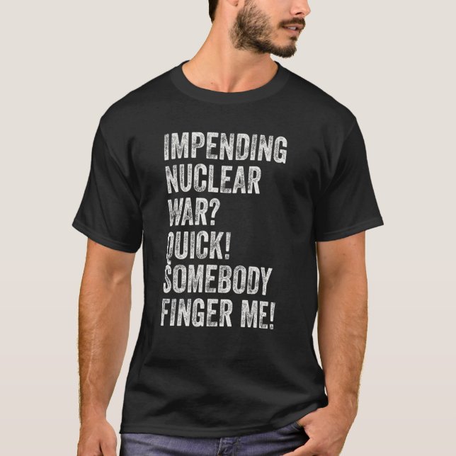 T-shirt Une guerre nucléaire imminente, quelqu'un me doigt (Devant)