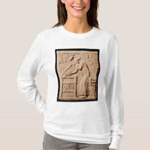 T-shirt Une jeune femme arrangeant ses vêtements dans a