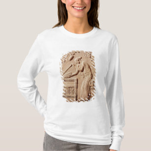 T-shirt Une jeune femme arrangeant ses vêtements dans a