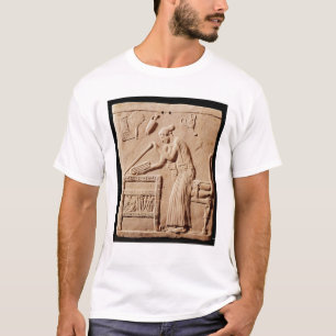 T-shirt Une jeune femme arrangeant ses vêtements dans a