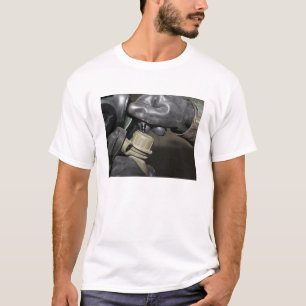 T-shirt Une marine insère un tube potable dans son cante