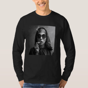 T-shirt Une nonne chaude fume la cigarette, rebelle person