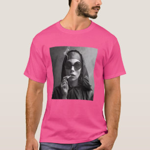 T-shirt Une nonne chaude fume la cigarette, rebelle person