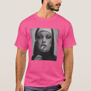 T-shirt Une nonne chaude fume la cigarette, Une nonne rebe