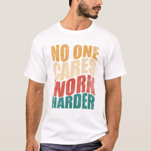 T-shirt Une personne qui se soucie travaille plus fort pou