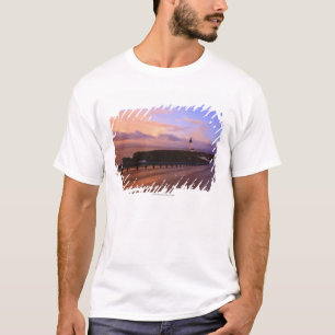 T-shirt Une route et un phare le long de la côte au