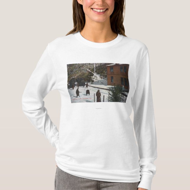 T-shirt Une scène d'hiver, adultes jouant dans la neige (Devant)