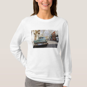 T-shirt Une vieille voiture couleur rouillée et écaillée g