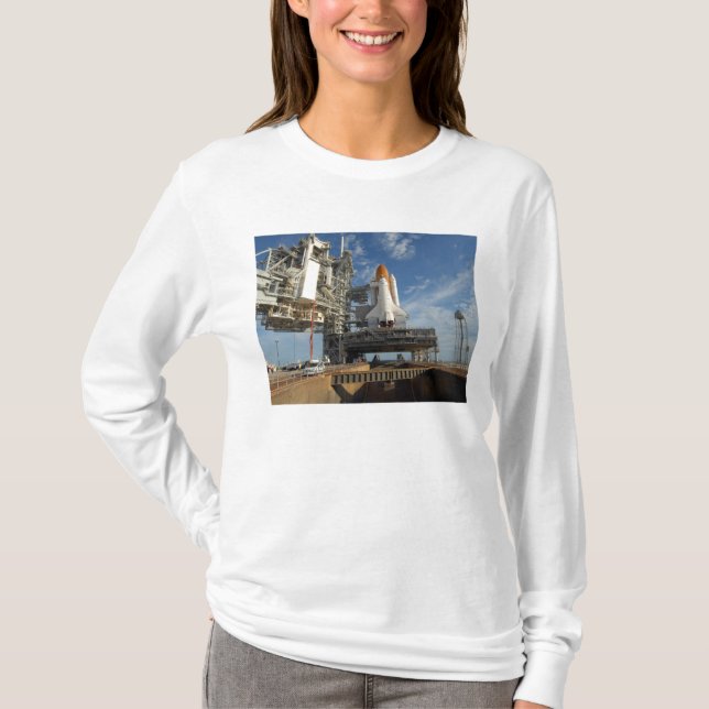 T-shirt Une vue Space Shuttle Atlantis sur Launch Pad 39A (Devant)