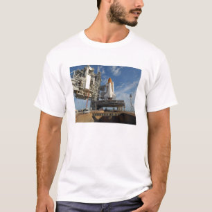 T-shirt Une vue Space Shuttle Atlantis sur Launch Pad 39A