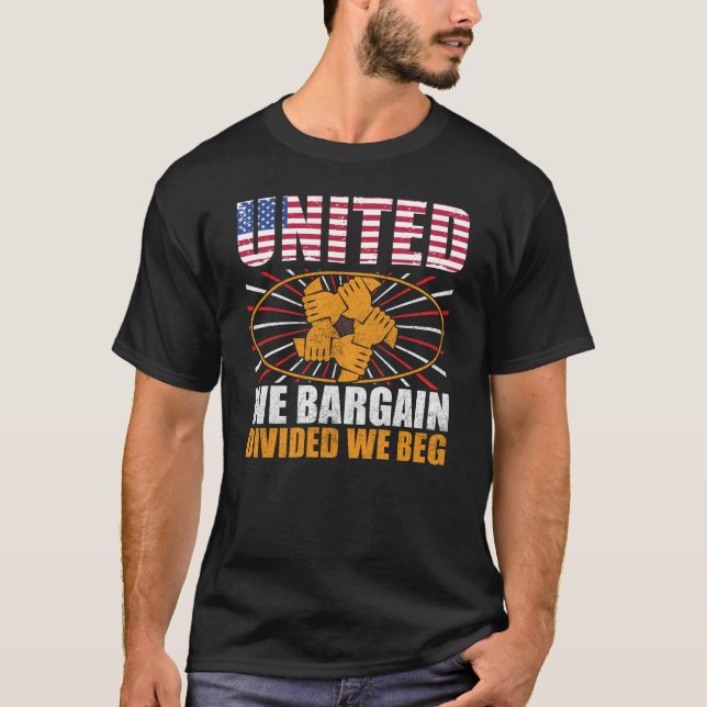 T-shirt United We Bargain Divisé We Beg Happy Labour Day (Devant)
