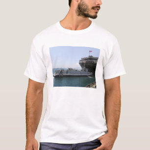 T-shirt Utilité de barge de débarquement prenant positio
