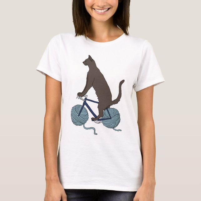 T-shirt Vélo d'équitation de chat avec des roues de boule (Devant)
