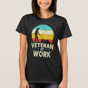 T-shirt Vétéran masculin au travail tondeuse à gazon Tonte