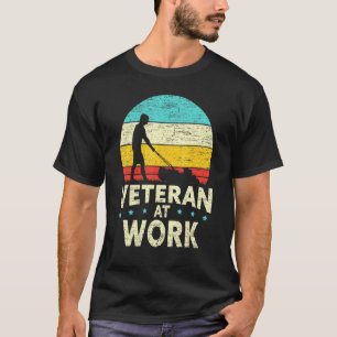 T-shirt Vétéran masculin au travail tondeuse à gazon Tonte