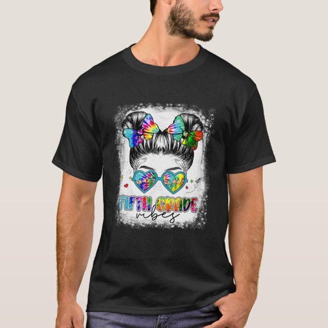 T-shirt Vibes de cinquième année blanchies Messy Bun Tie D (Devant)