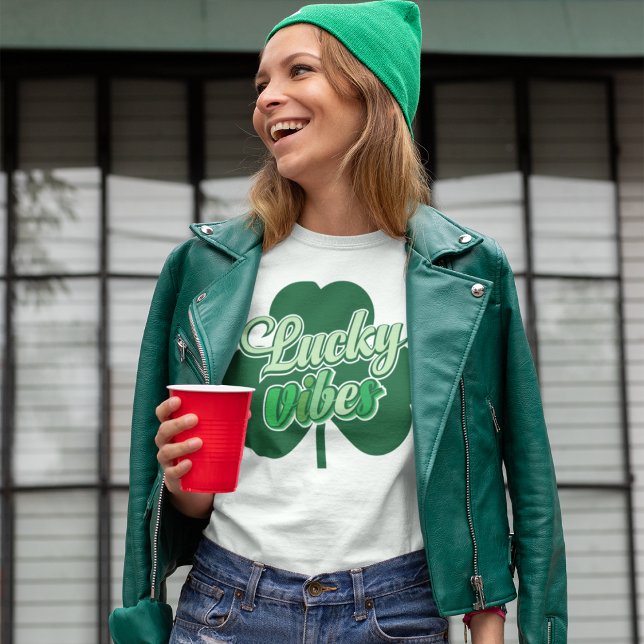 T-shirt Vibes Shamrocks chanceuses (Créateur téléchargé)