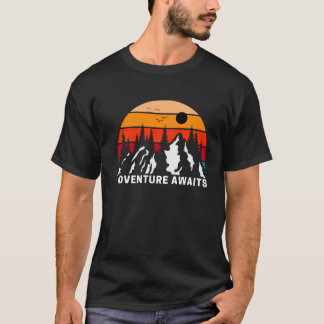T-shirt Vibes vintages : Adventure Await Retro Tee