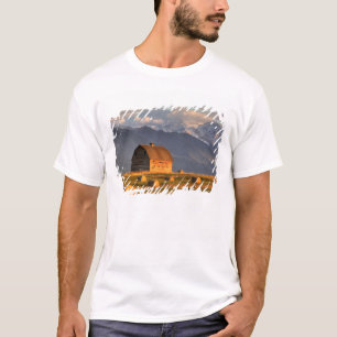 T-shirt Vieille grange encadrée par des balles de foin et
