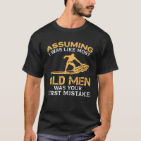 Vieux hommes drôles qui aime surfer