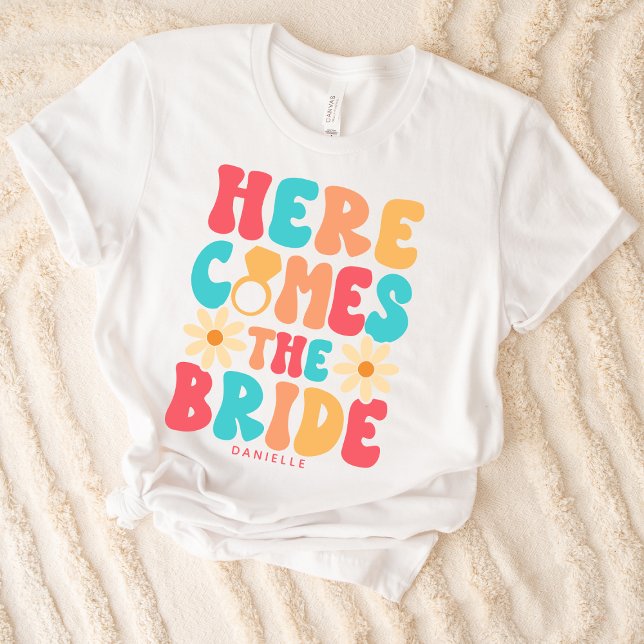 T-shirt Voici la mariée Groovy Retro personnalisé (Créateur téléchargé)