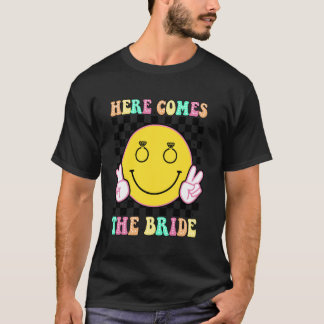 T-shirt Voici la mariée thé de fête de bachelorette groovy